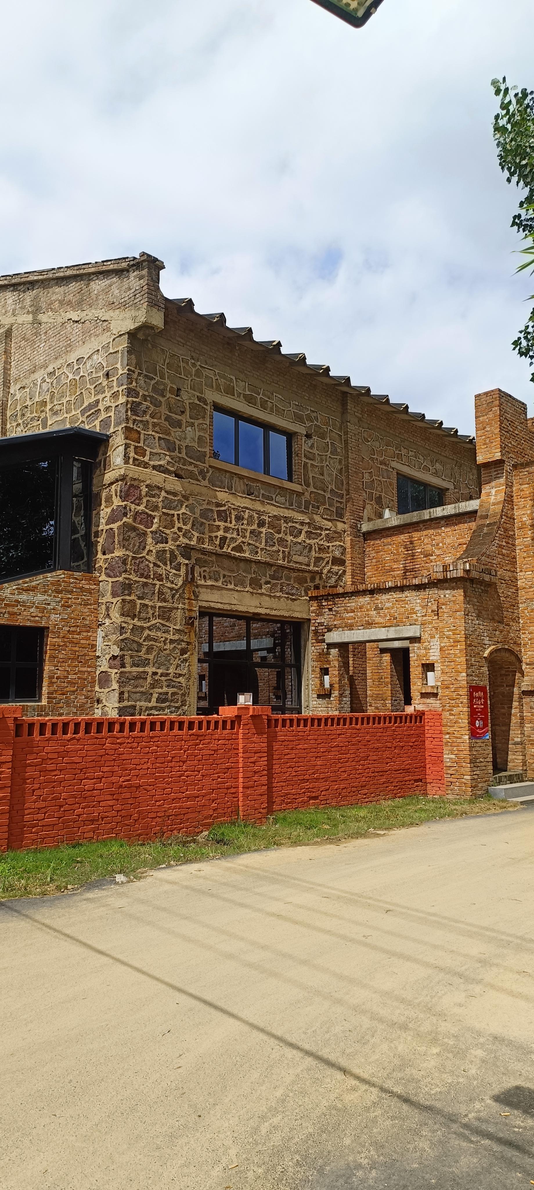 九里沟那年小镇   曾经多少军工人的青春。九里沟那些年小镇是位于河南省...