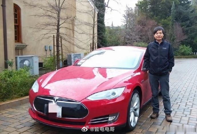 雷军马斯克合影 两张合影之间跨越了13年，2026和2013。而且雷总也是首批特