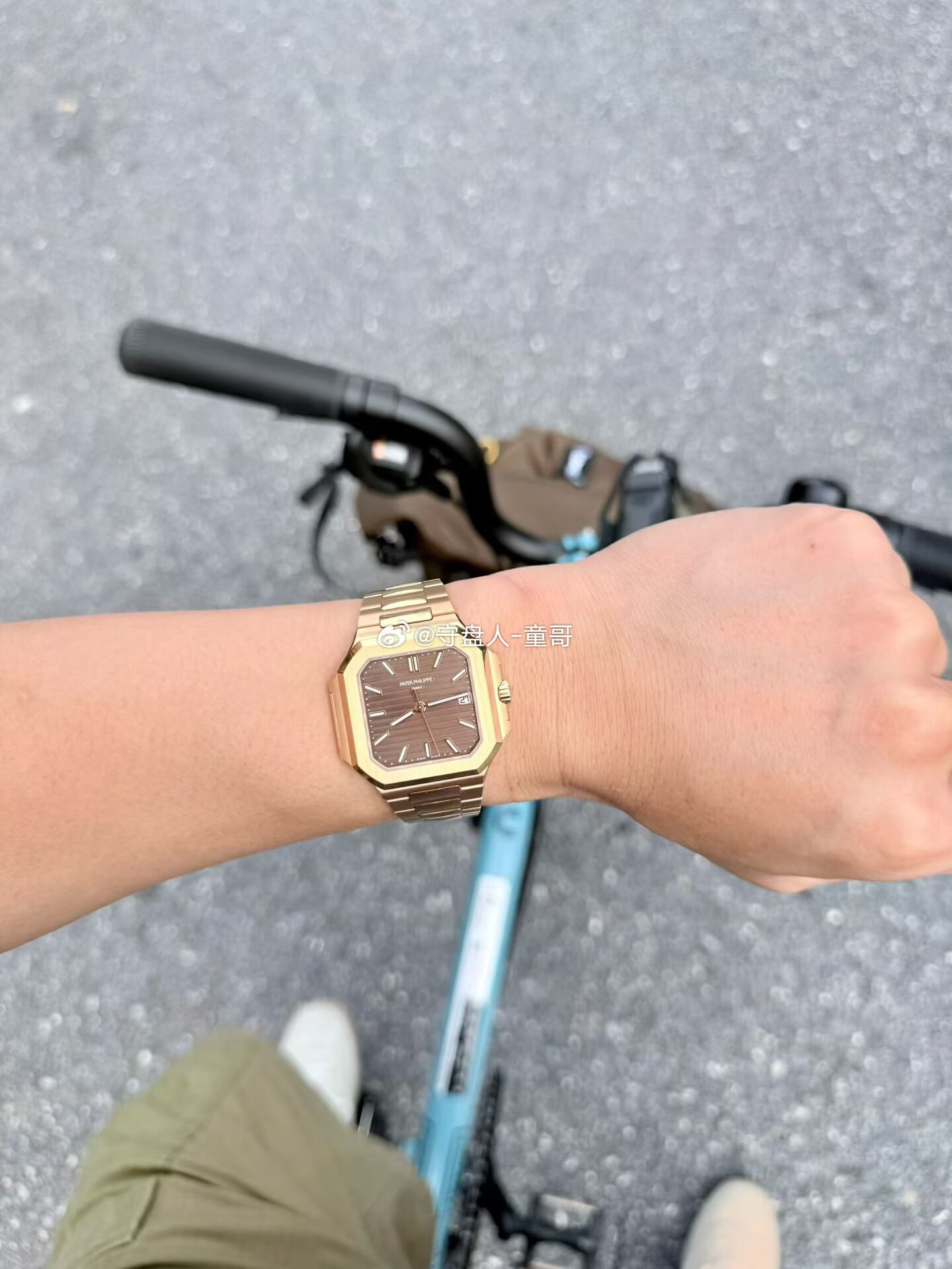 骑车奔赴平凡又滚烫的一天，童仁们，早安☀️清晨的风很轻，阳光穿过枝叶落在肩头，褪