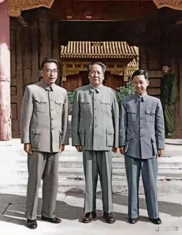 站在老人家身边的这两个人，一个我也不认识，年龄大一点的人，对历史有些了解的人，估