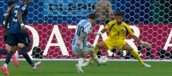 2026 年世界杯 1/16 决赛，阿根廷对阵佛得角的比赛，全网都在热议一个画面
