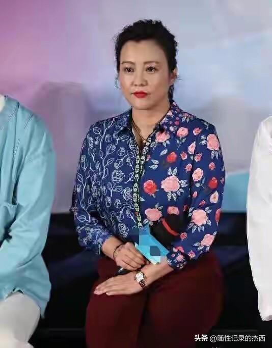 果然女人是不能太胖的，一胖毁所有，你看照片中的这一位女演员，腚大腰粗的，虎背熊腰