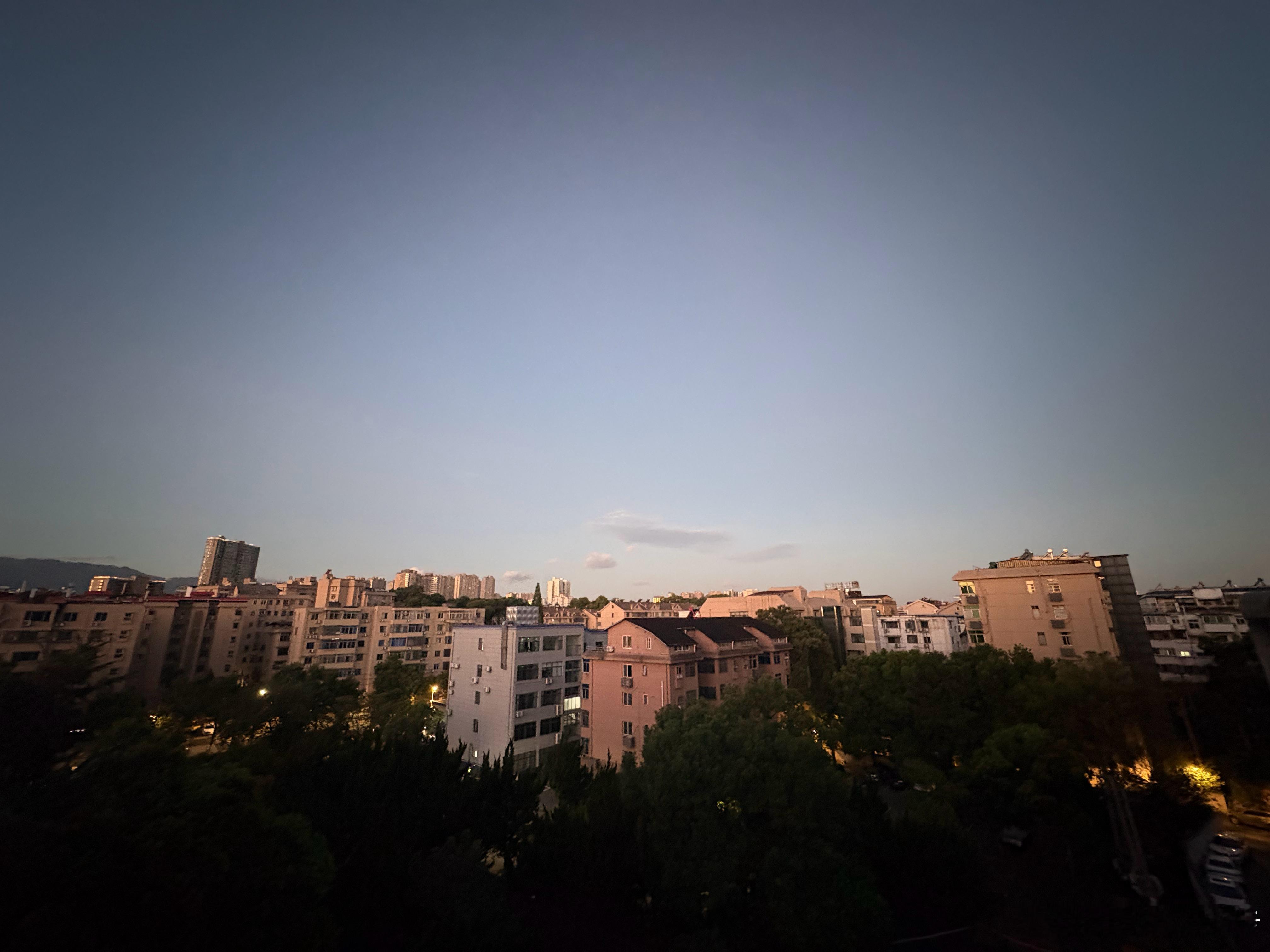 周二，咖啡热美式 喝了，早上好 天气不错，凉爽的早晨生活手记 安宁的清晨，空气特