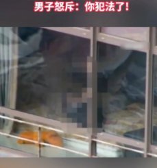 在自己家不穿衣服犯法吗真惊了！人家在自己家里啊，可能就是忘记了拉窗帘，你自己看了