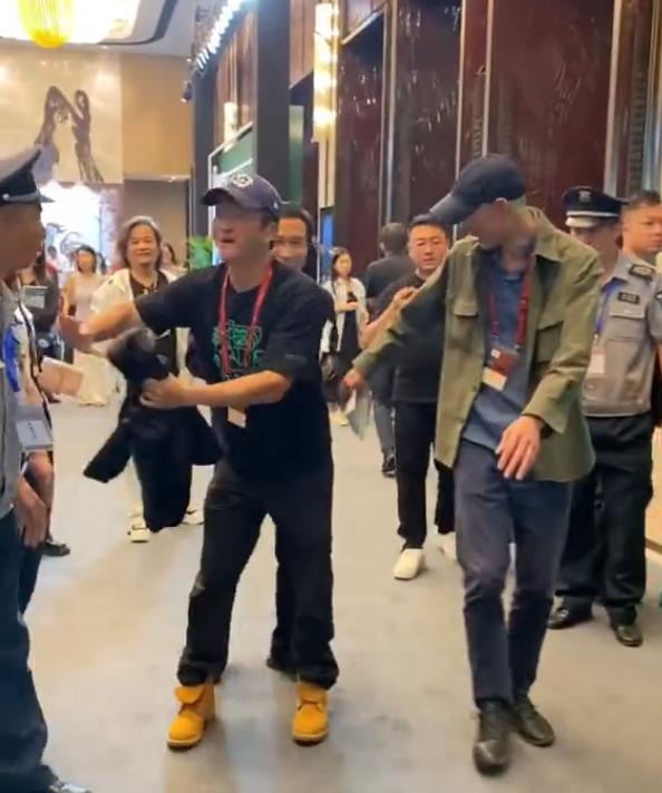 笑不活了！吴京让围着自己的安保都散开：不然又说我耍大牌了
搜狐娱乐讯 2日， 金