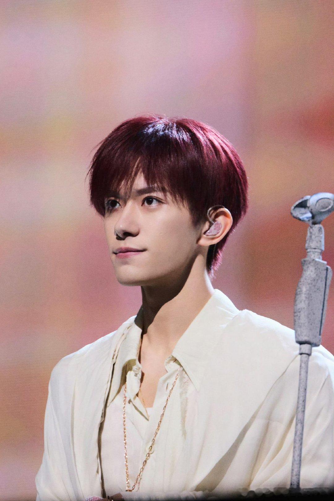 易烊千玺vogueman预告易烊千玺《服饰与美容》VOGUE MAN 2025年