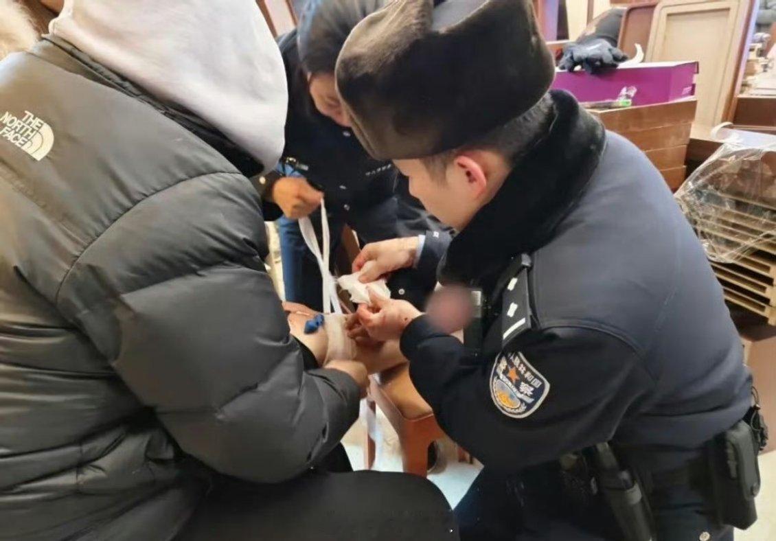 哈尔滨穿单裤 血管冻裂天呐！好可怕原来在零下二十几度的环境里，穿一条单裤出门会血