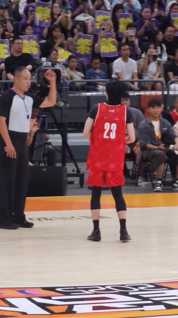 才发现“紫腚”和观众席里笑得很慈祥的大哥们（cr🫘 ​​​