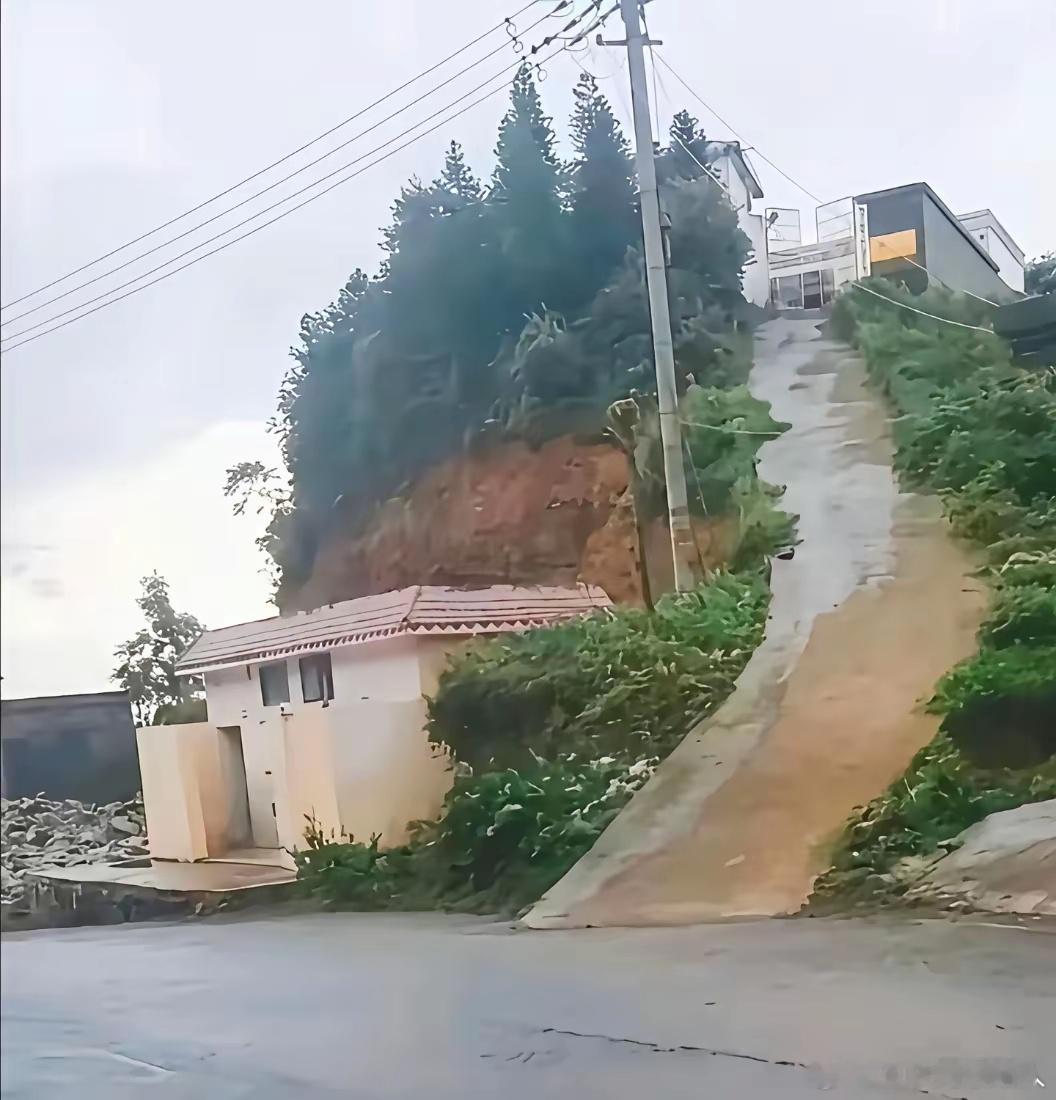 给你们看看我老家的马路，就这路况，我感觉普通车够呛能开上去。买啥车才能顺顺当当开