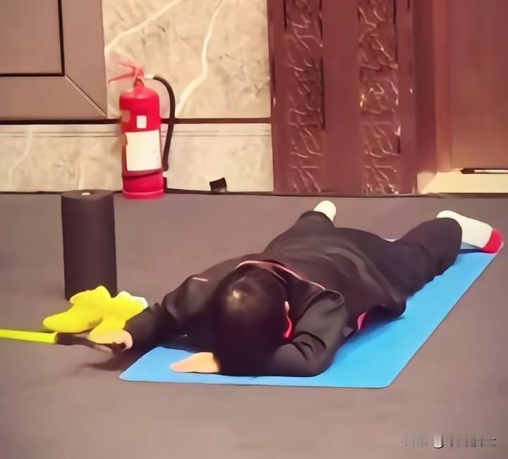 为什么不能让孙颖莎一个人锻炼？
特别是趴着的那种？
因为她一不小心就会睡着！
