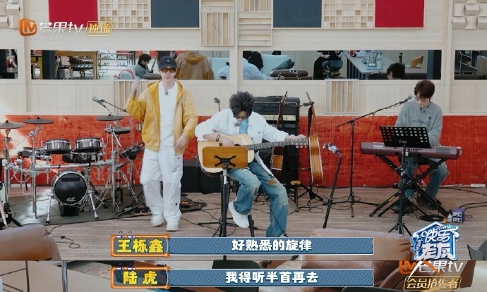 陈小春给王栎鑫伴奏唱我爱的人小春哥低调伴奏，糊糊认真开唱，完全唱出了这个年纪独有