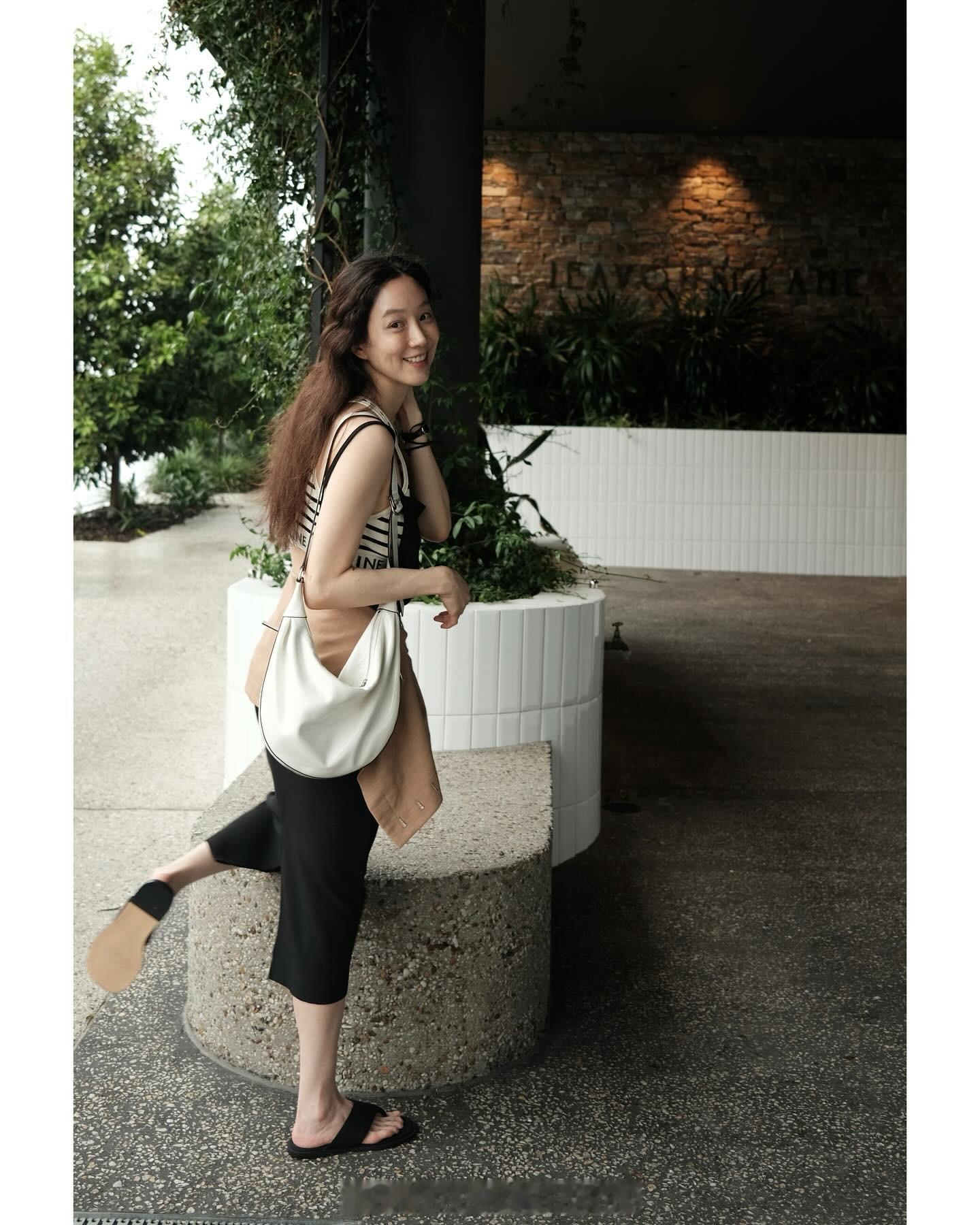 郑丽媛ins近照，松弛自然的状态～ ​​​