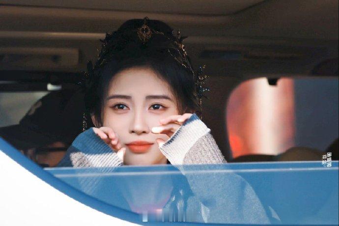 鞠婧祎月鳞绮纪露芜衣上班路透  鞠婧祎捧脸嘟嘴好甜  看鞠婧祎《月鳞绮纪》露芜衣