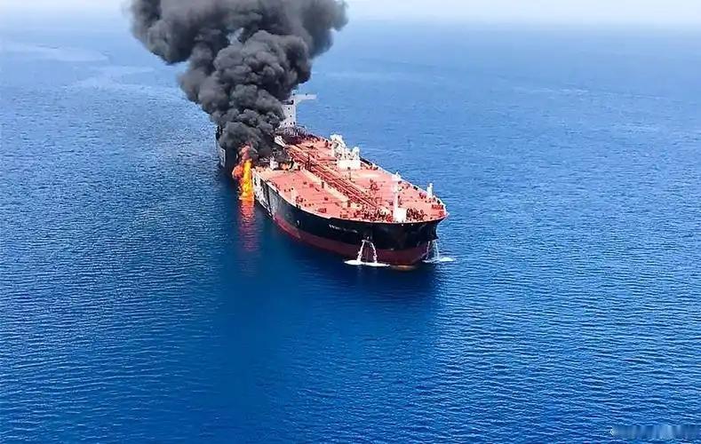 美军在阿曼湾向商船开火，多名印度船员身亡，然而特朗普一句“行业固有风险”就把人命