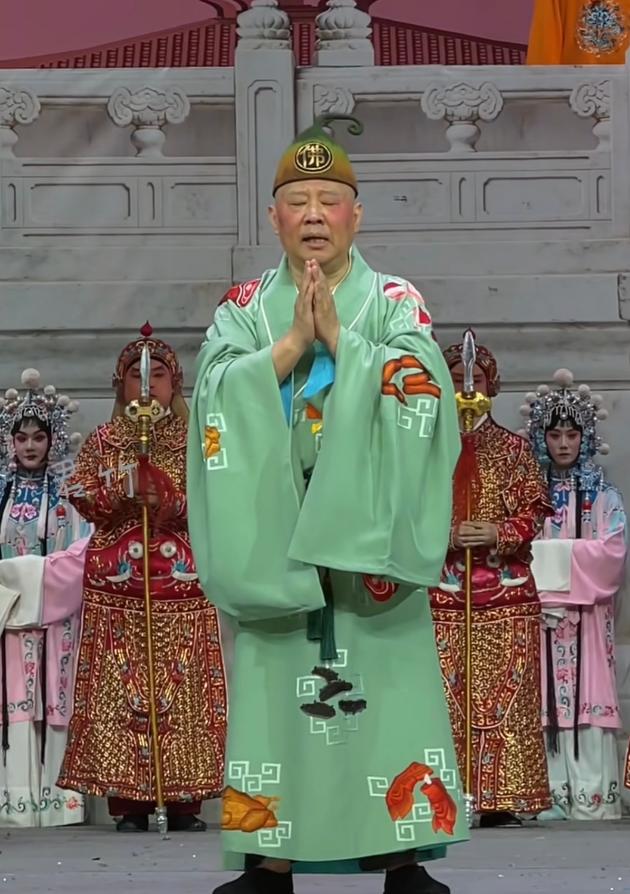 如果世上有后悔药，
最先抢着吃的 估计就是郭德纲了，
就一个月前，他千不该万不该