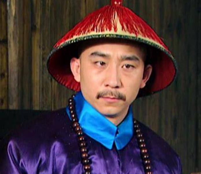 李卫都已经死了，乾隆为什么还要揪着他不放，连他的儿子都不肯放过？这件事表面看是李