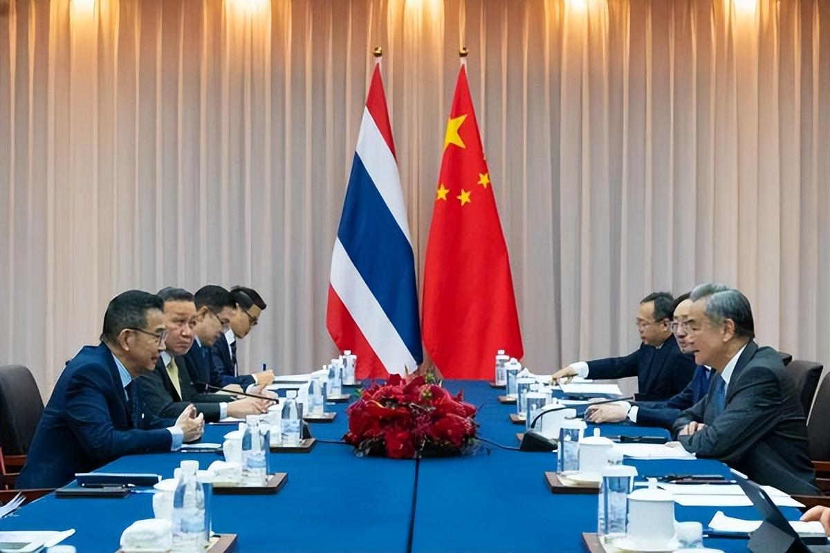 “叔叔外交”翻车记：佩通坦的三道关

一通电话，把泰国最年轻的总理硬生生按在了风