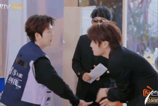 苏醒偷偷在短剧里塞了什么苏醒偷偷加的小巧思也太戳人，边演边打歌，每一秒都不想错过