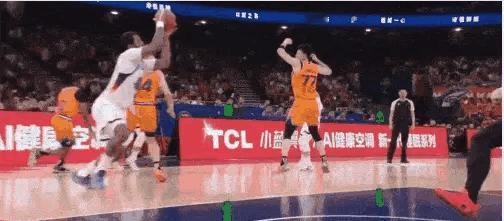 NBA淘汰的来CBA这么猛啊，克里斯原地起飞隔扣王哲林太炸裂了🔥上海男篮vs山