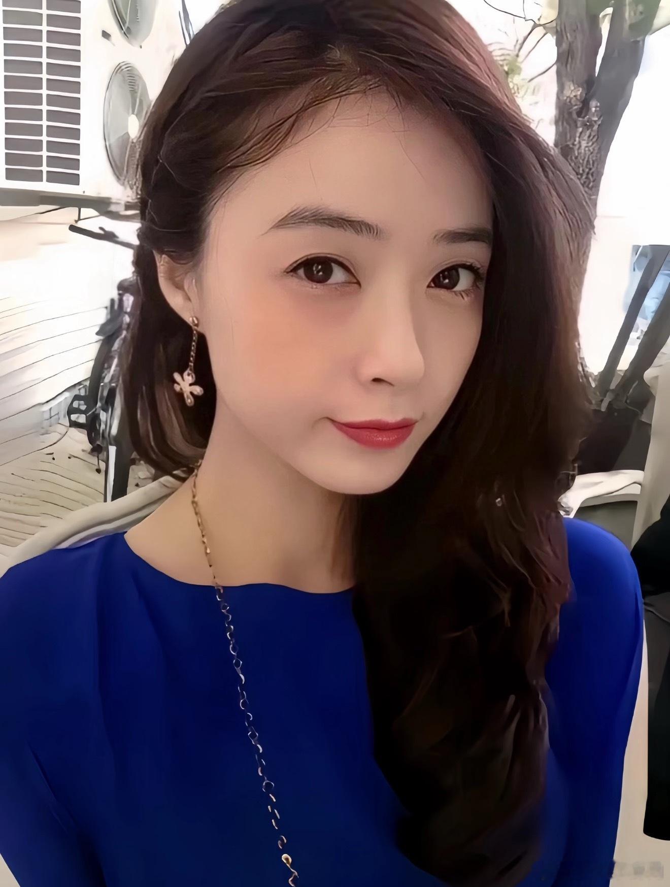 来看蒋欣年轻时的颜值[好爱哦]妈咪年轻时姐感十足，就这样从小美到大蒋欣演华妃时已