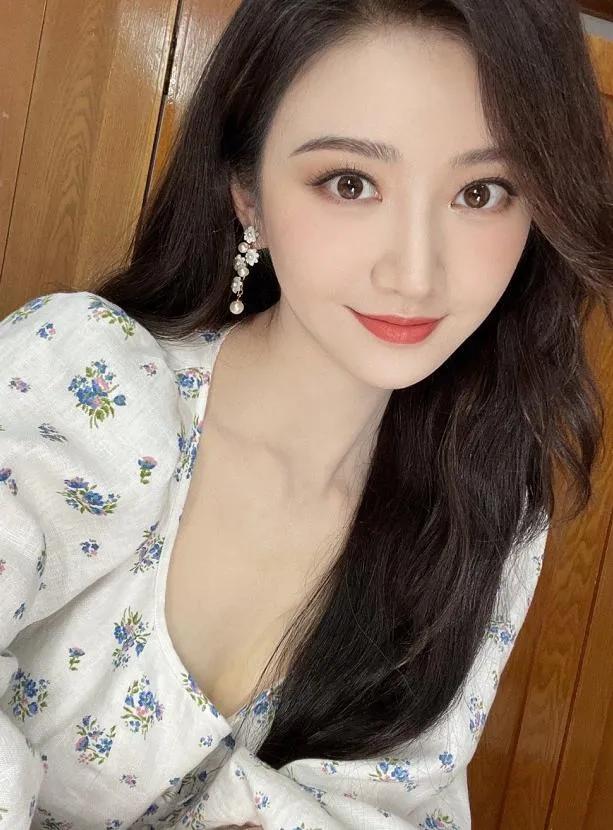 景甜的碎花装扮美极了，颜值又美又甜。