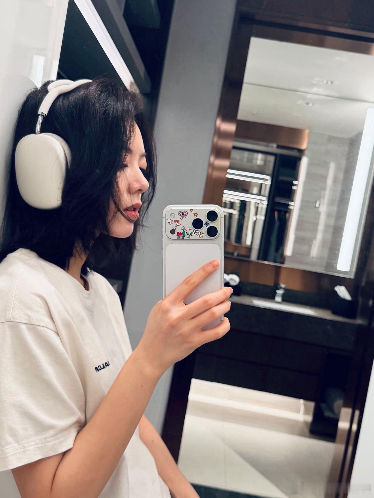 赵今麦整了个时兴的发型 这才是春天该有的发型！赵今麦短发清爽随性，少年气与温柔感