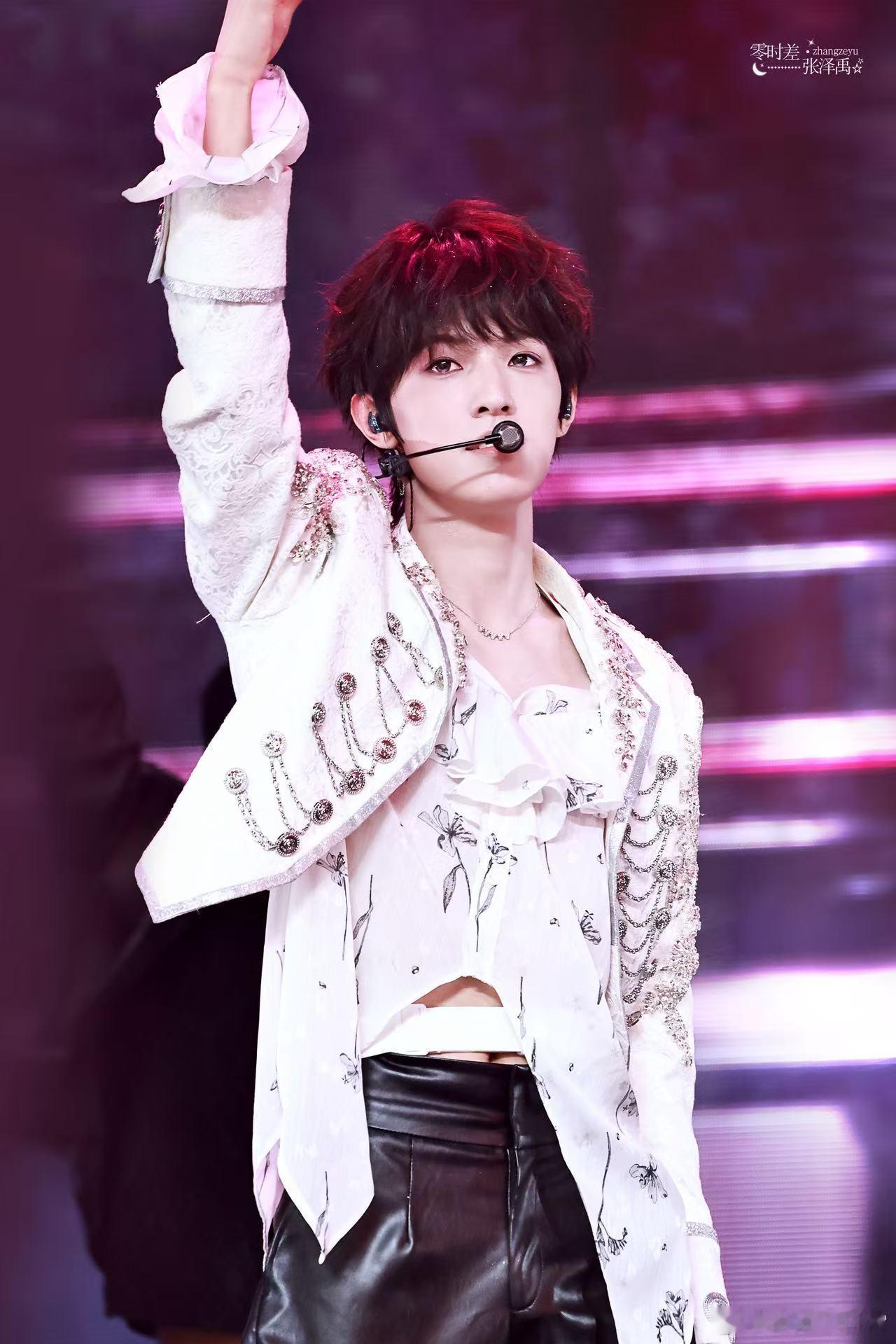 爱上张泽禹就可以猫狗双全 张泽禹真的把两种气质拿捏得死死的，私下软萌像小猫，舞台