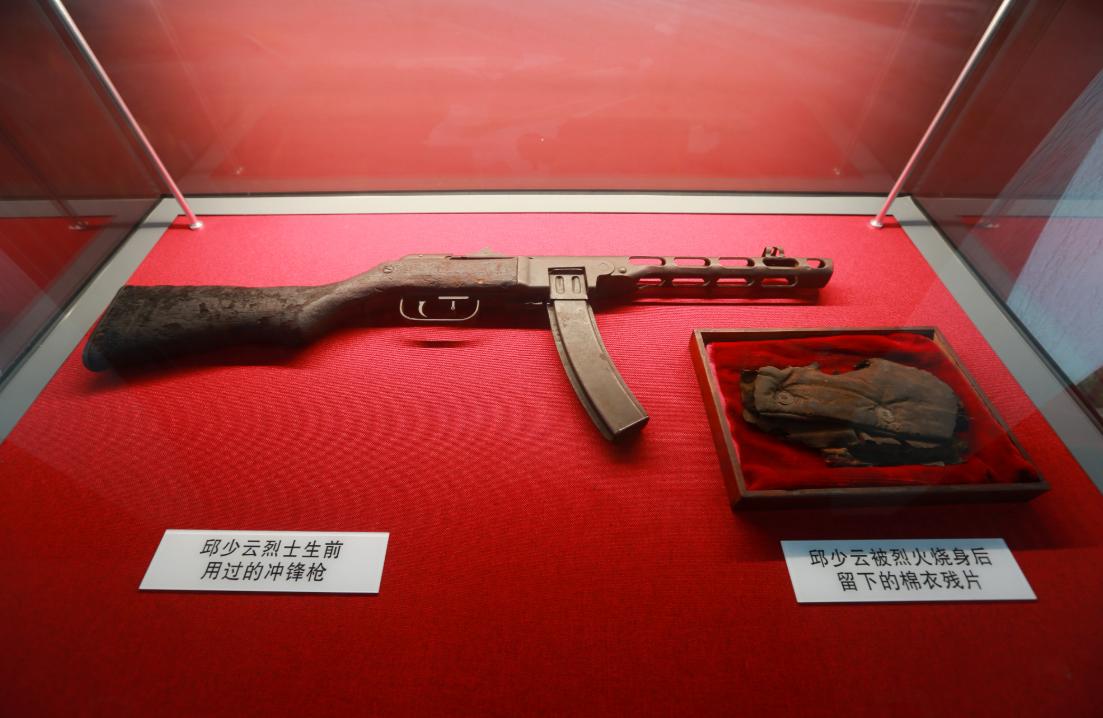 烈火灼烧整整半小时，常人撑不过三分钟，他分毫未动。
普通人被明火裹住躯体，三分钟