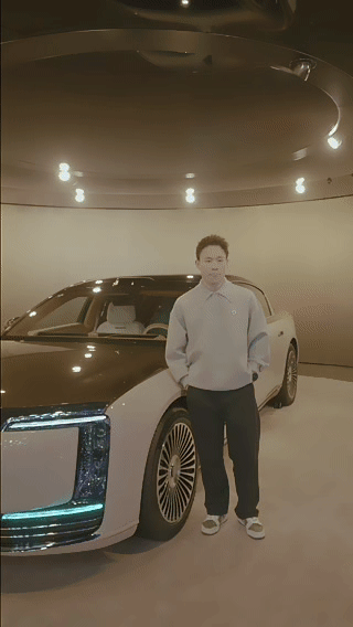 在广州车展被拍到的谢思埸，完美诠释了什么是“低调的奢华”。手握茶杯信步闲逛的模样