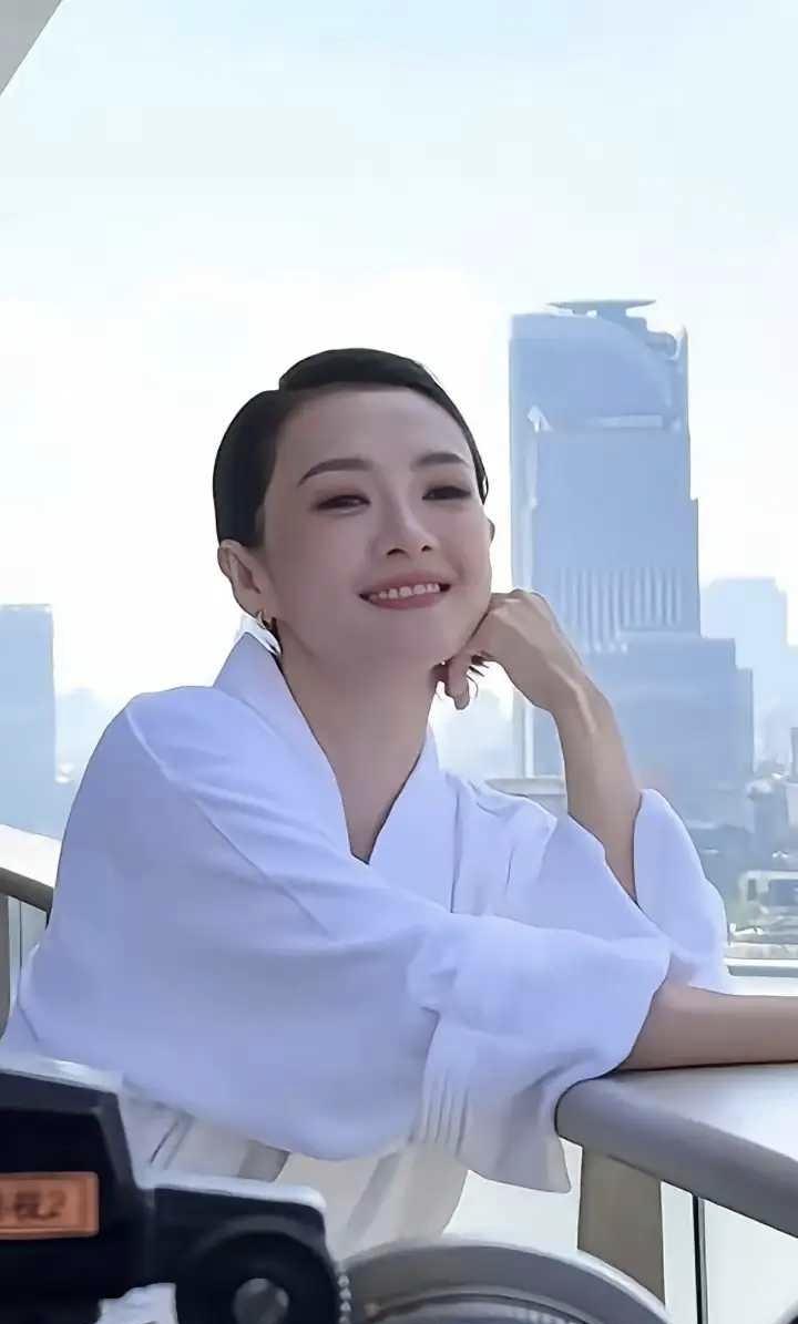  章子怡一身白衣气质脱俗，从容自信胜过万千大牌
章子怡一身白衣公开亮相，简约素雅