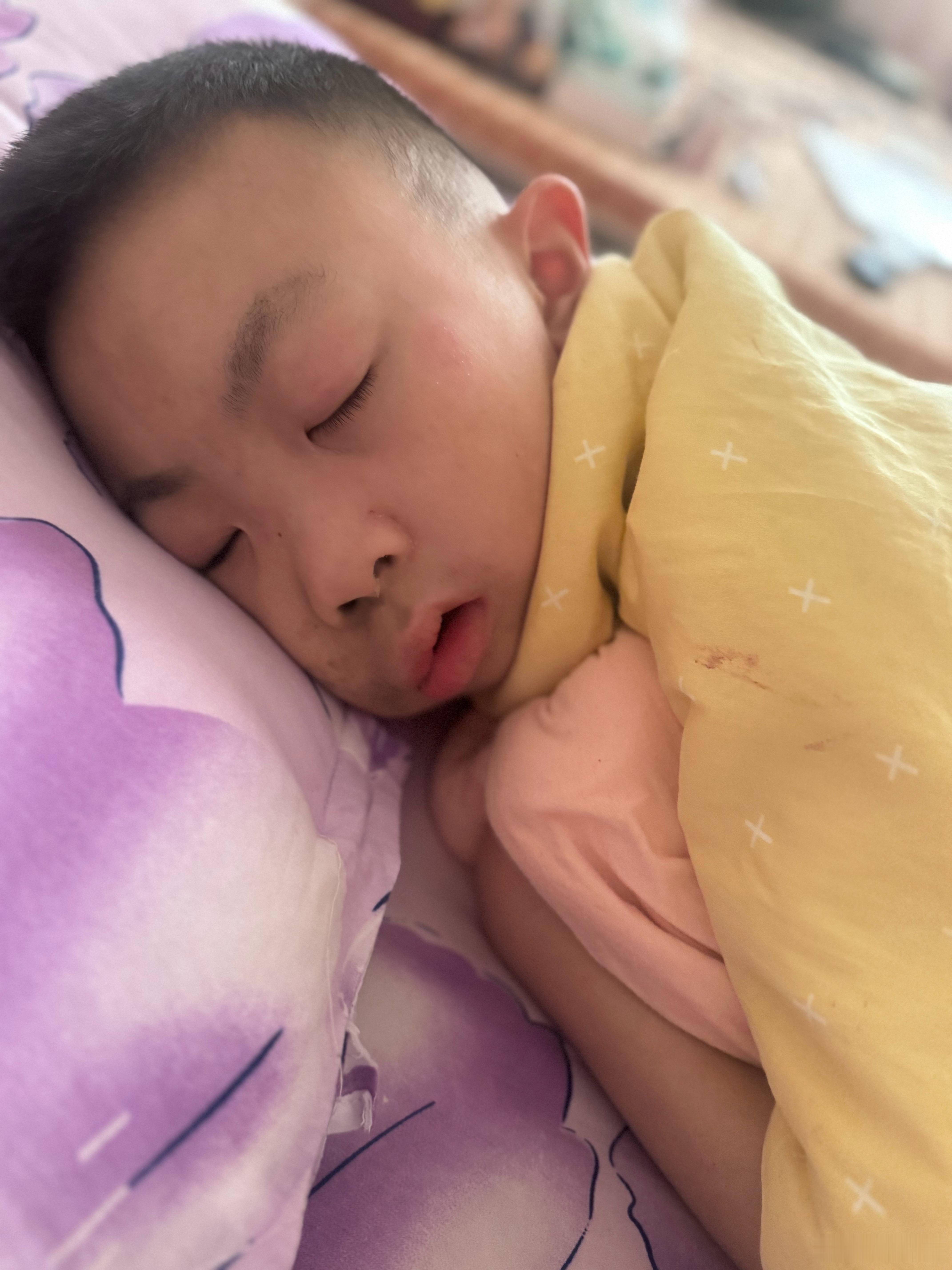 满满每天睡觉都要抱着这团小棉袄，从婴儿时期到现在，无论冬夏，都要把它挨在脸上、拽