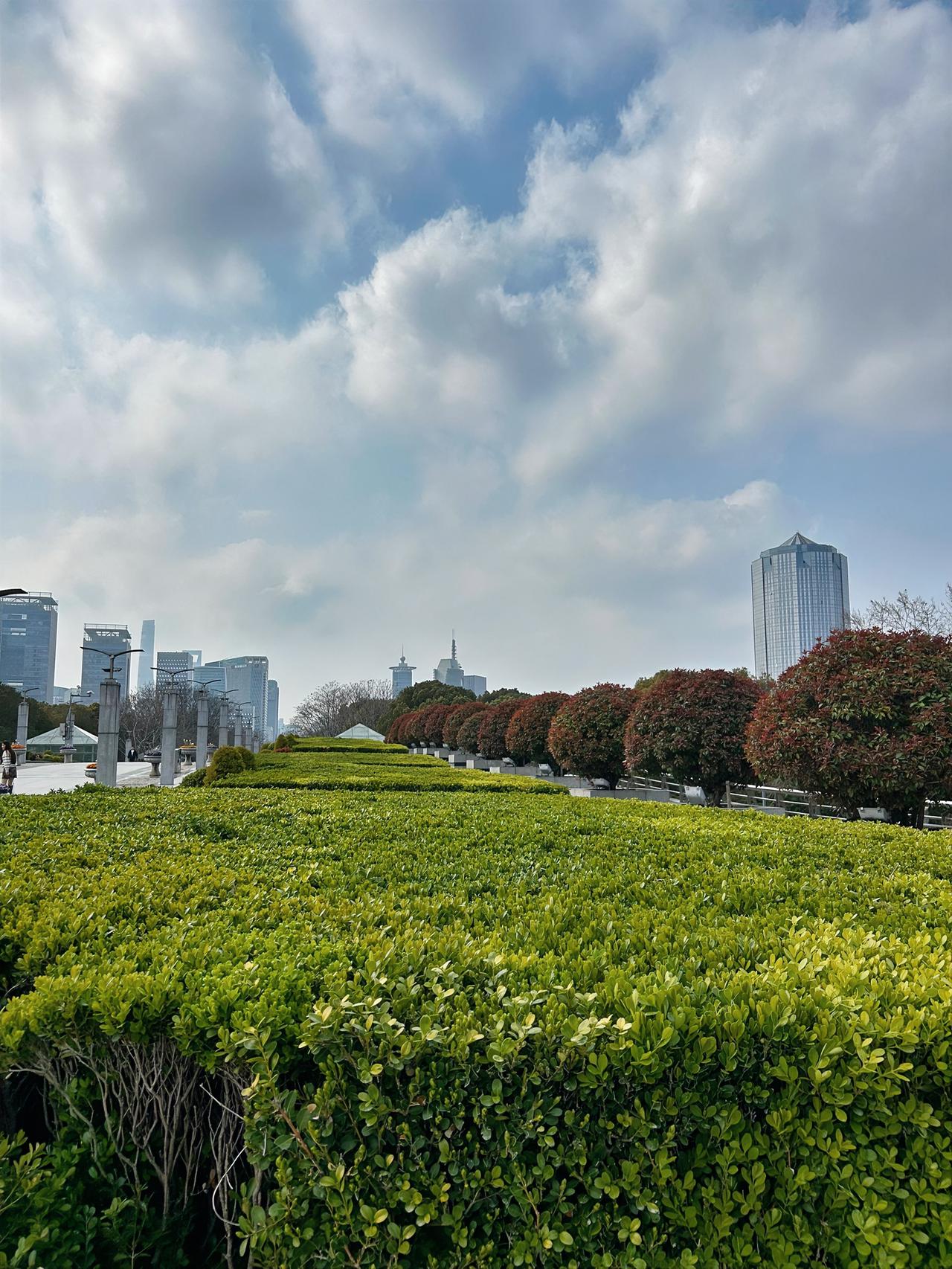 又是清明时节雨纷纷，路上行人欲断魂之时。看雨后的天空，依然烟雾缭绕，欲晴却阴，似