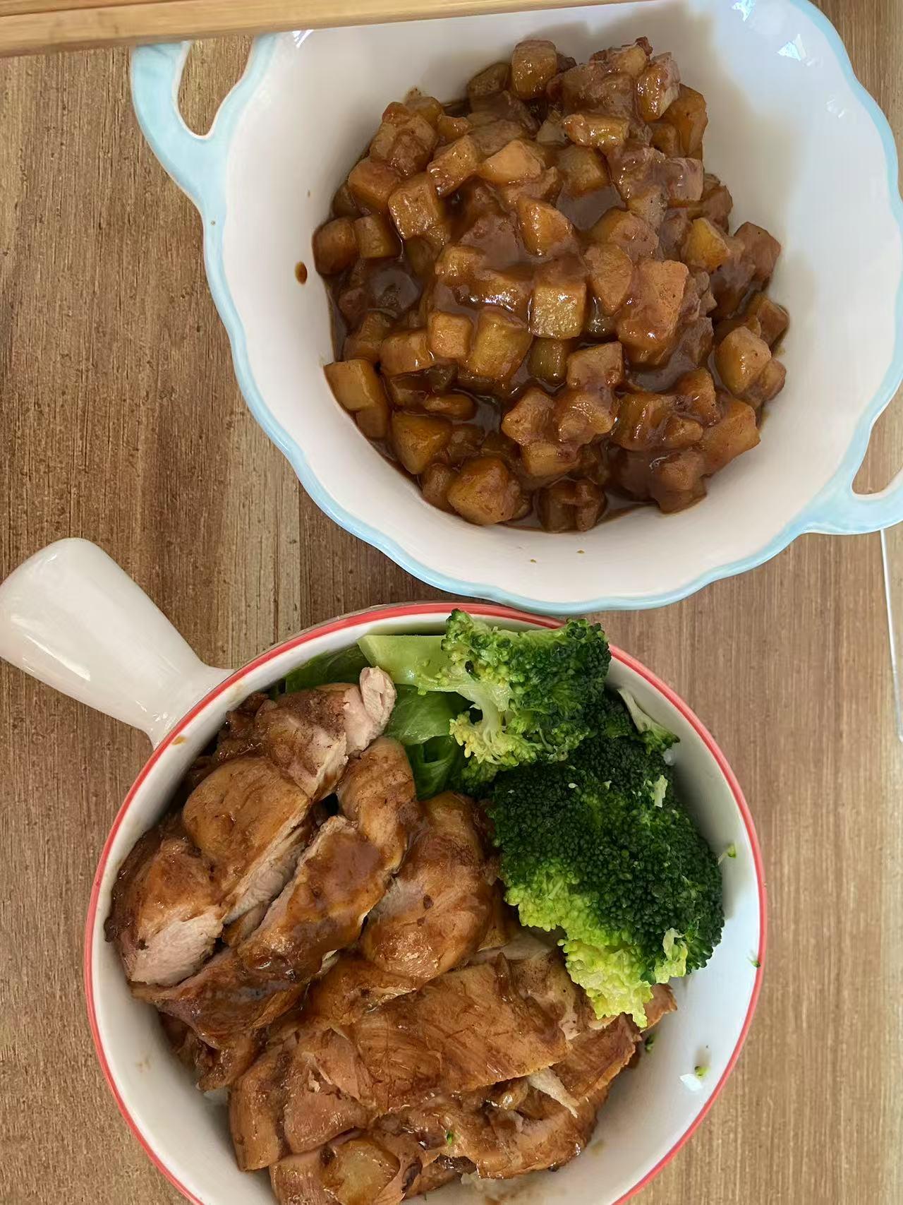 秋日生活打卡季孩子周末在家自己做的减脂餐，看着很不错，照烧鸡排饭，我尝了一下，味