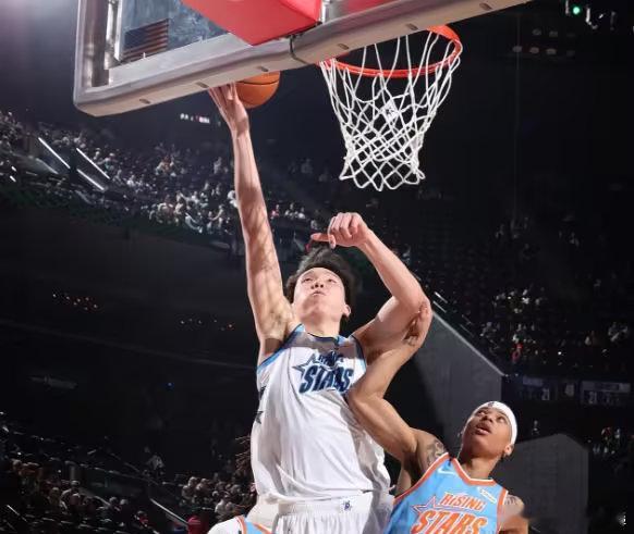 杨瀚森首次亮相NBA全明星杨瀚森10分2板不得不说，00后的自信心就是跟老一辈人