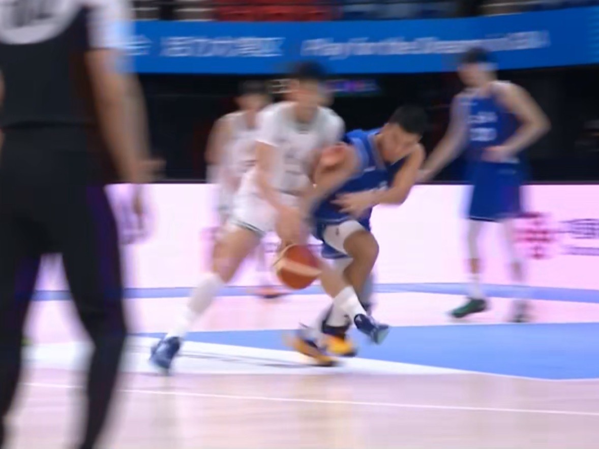 何佳轩的肩膀对撞了一下要缓缓了