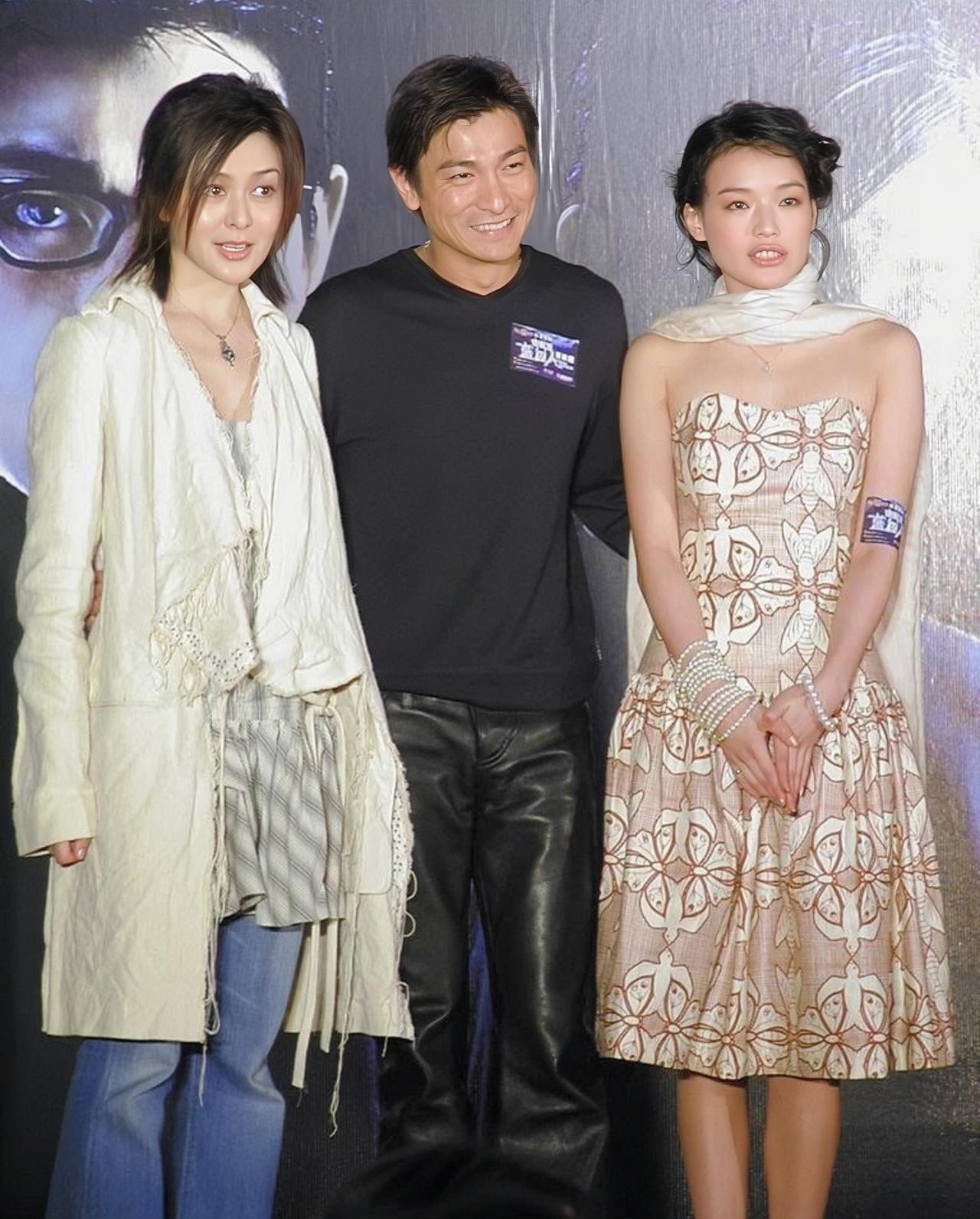 刘德华、关之琳与舒淇古早合影，三位一起参加电影首映礼的画面。

2002年，当时