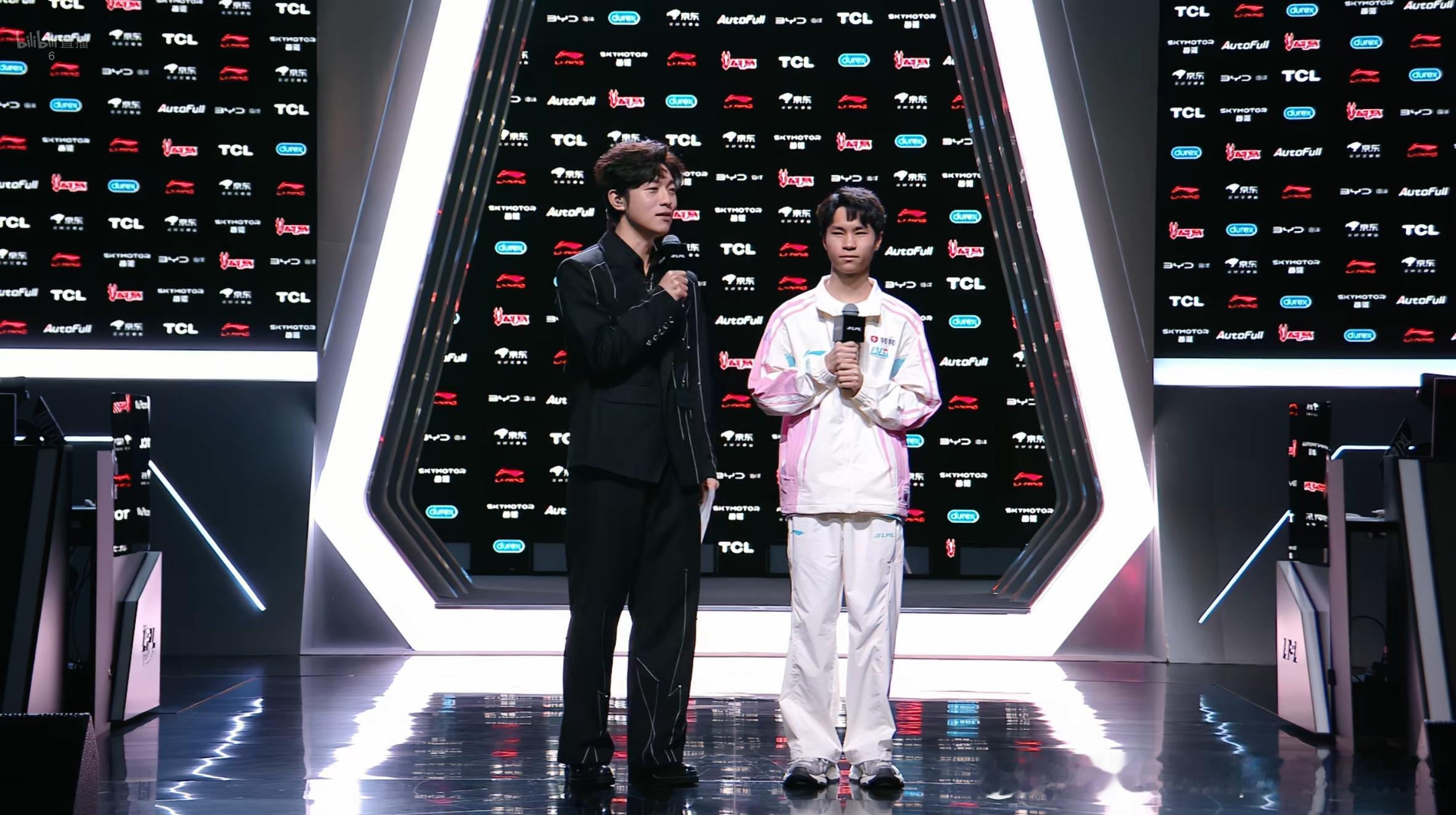 Wenbo：（队友们）让我压力不要很大，放轻松就行，做好自己该做的2026LPL