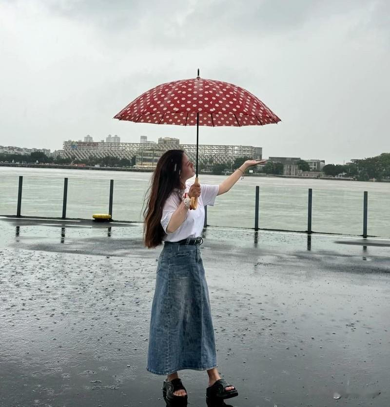 老人言“雨伞五不放，若放家不旺”，实际上指的是雨伞不宜放在五个地方，分别是：门口