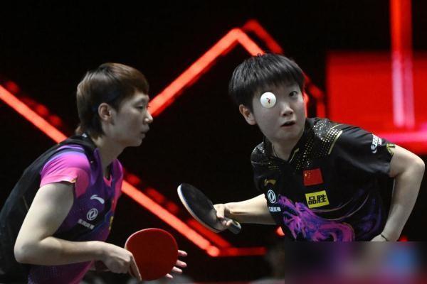 孙颖莎刚砸碎困住邓亚萍和张怡宁53年的魔咒，把史无前例的三连冠奖杯死死攥在手里。