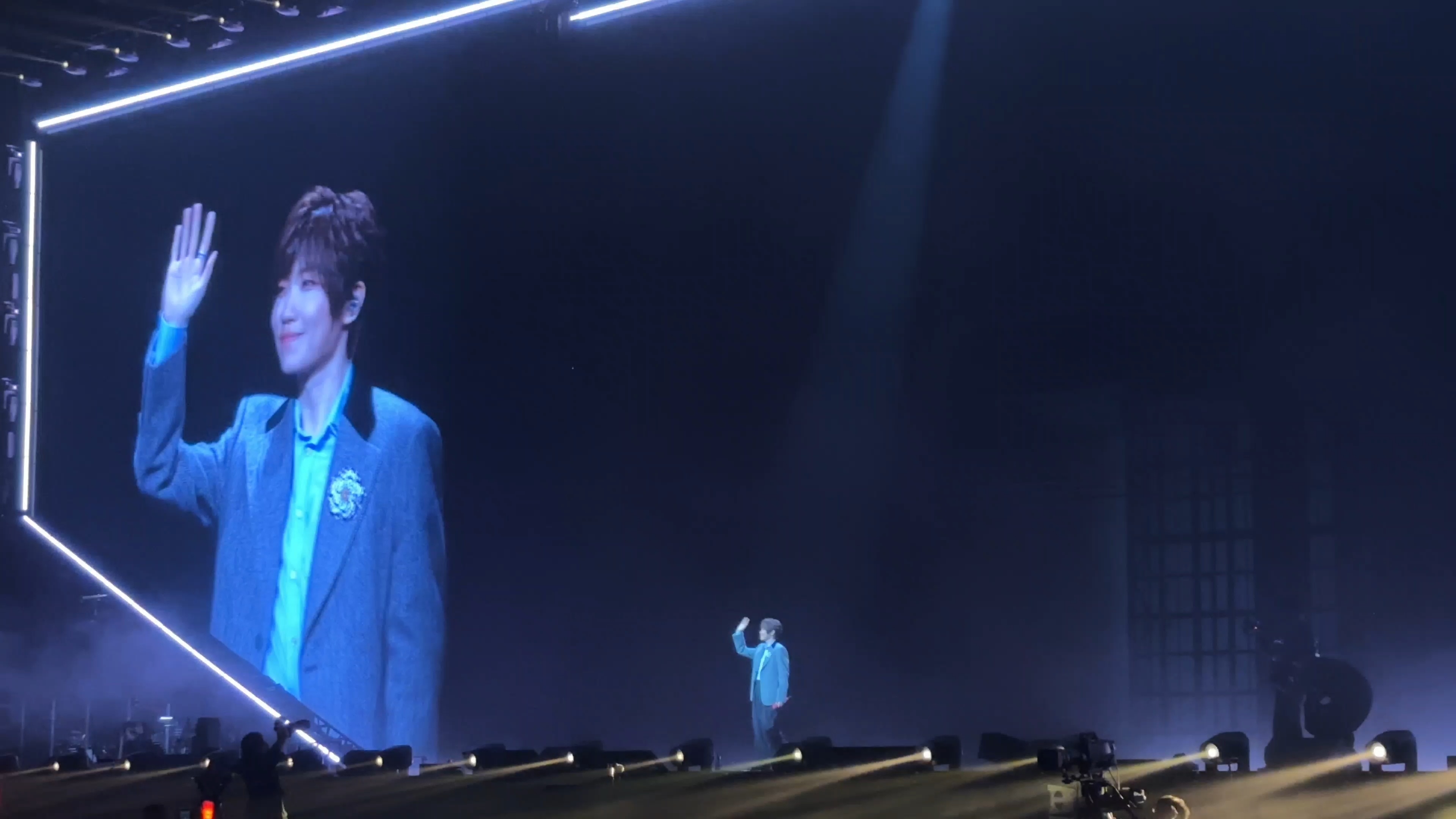 徐良又演上小品了徐良演唱会也太有个人特色了，全程自己跟自己玩嗨，台上各种放飞操作