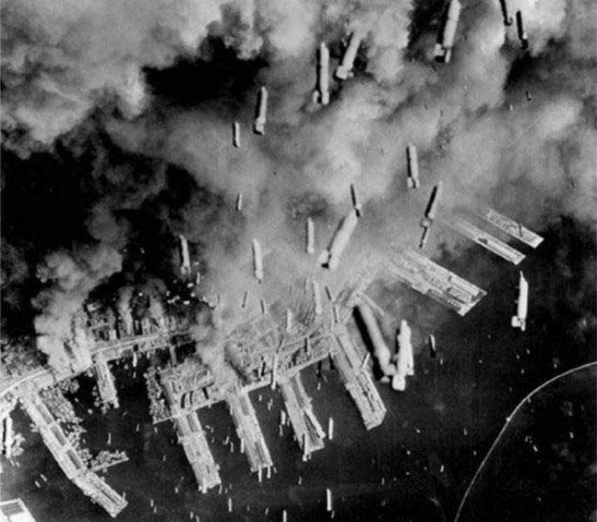 1945年3月9日深夜零点刚过，东京浅草、深川一带的居民听到一阵诡异的嗡鸣——那