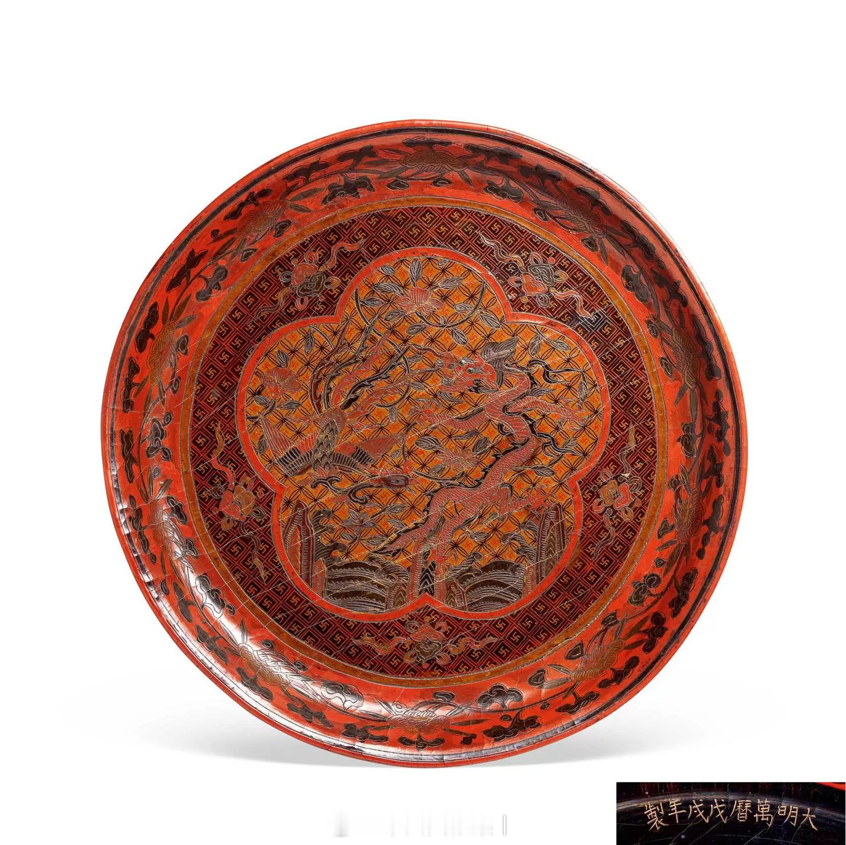 髹饰录 | 明万历 雕填戗金龙凤纹盘漆盘造型端庄雅正，规整秀致，内外皆髹褐色漆为