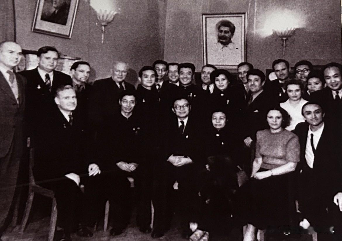 1951年，中国电影代表团访问苏联期间，张闻天（前排左三）与中苏艺术家们的合影。