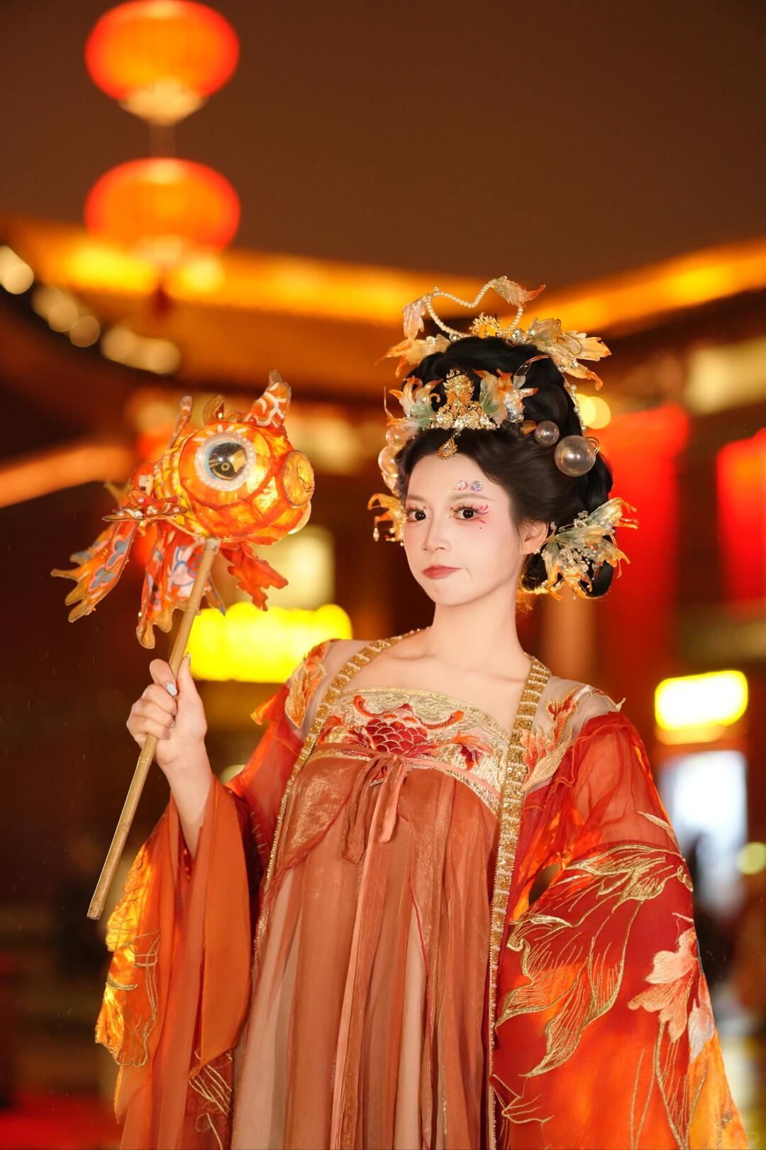 黄雅琼🍠更新：汉服也是体验上了！😏 今天是人鱼姬公主和她不爱笑的（带刀）侍卫
