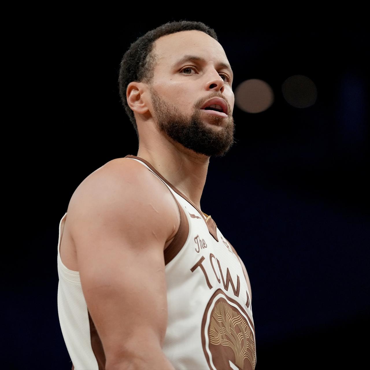 对阵湖人：库里缺阵
对着国王：库里出战

科尔表明，库里的状况很好，只是背靠背的