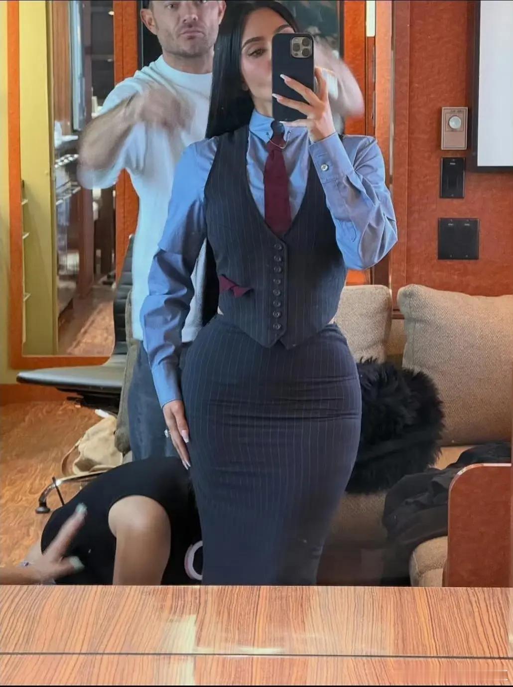 金卡戴珊最近演了一个美剧 她在剧里演一个律师 这是她在剧里的造型。。。。🆘 