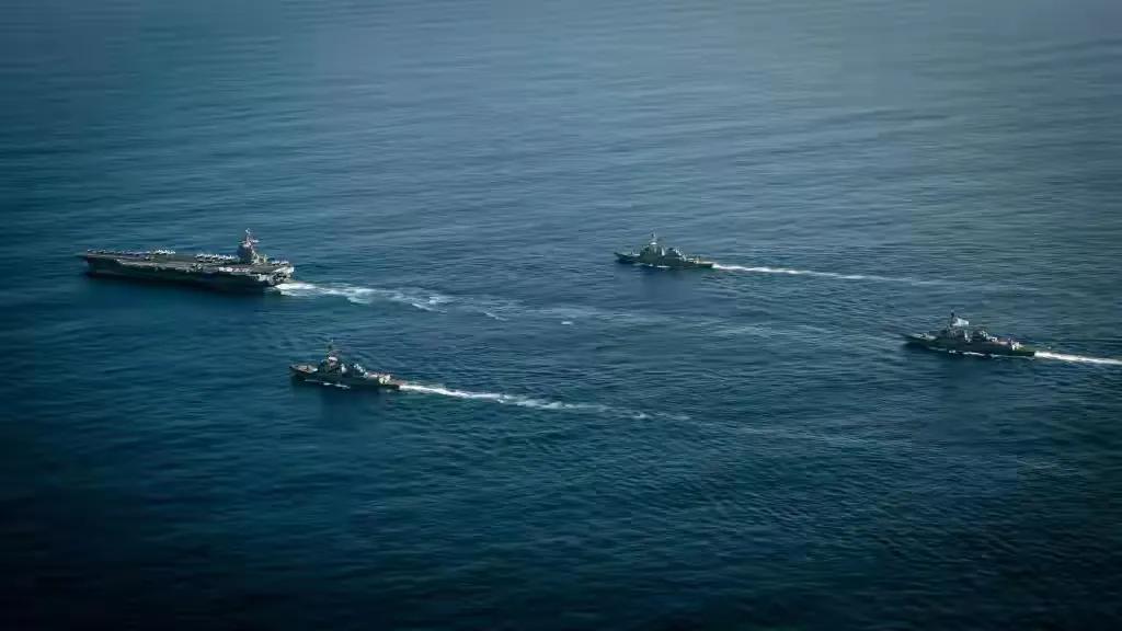 “福特”号在海上漂了七个月，水手们把健身房卧推的杠片都磨出了手印，甲板上的鹞式起