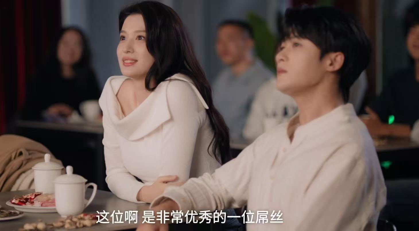 偷偷牵个手对方走位太灵活了 钱菲在认真大笑，李亦非在认真怀疑人生，这俩人根本不在