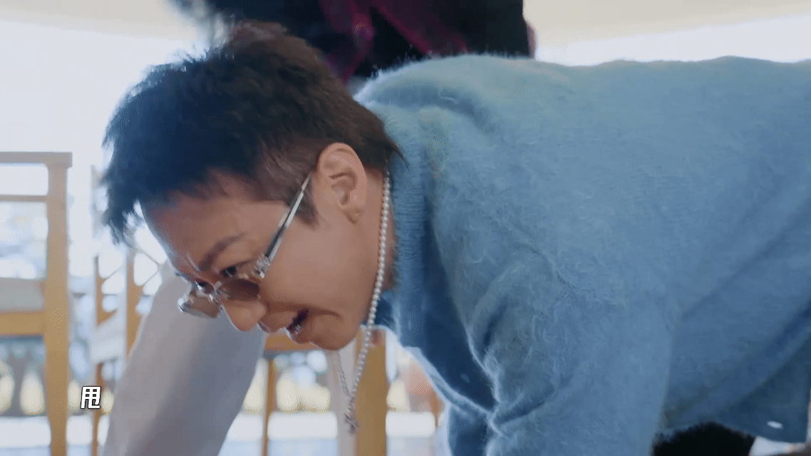 给邓超头上放计步器都能破万 美食还没尝上，邓超先把甩头步数摇到位了！在全场起哄下