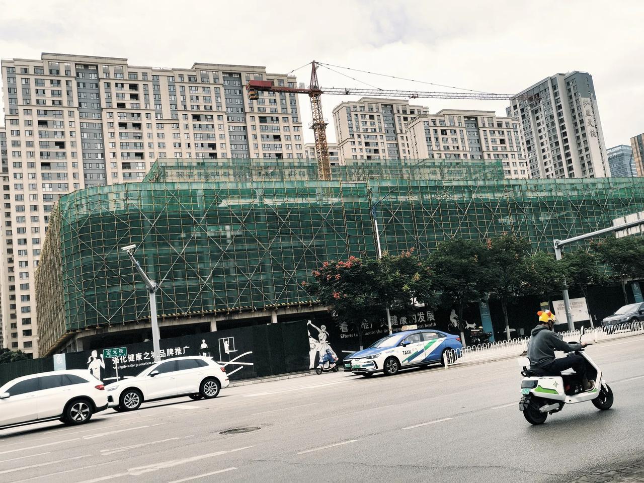 广福路与元宝街的这个交叉口的这个医院，两年前就封顶的了，贵州建工施工的，不知道是